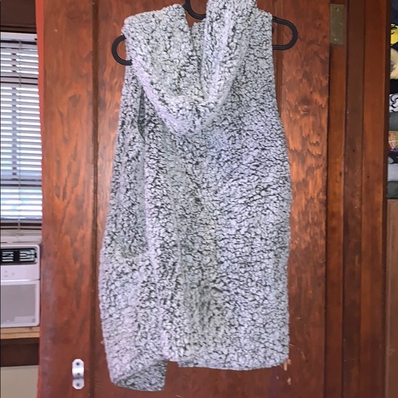 Fluffy Vest - Picture 2 of 2